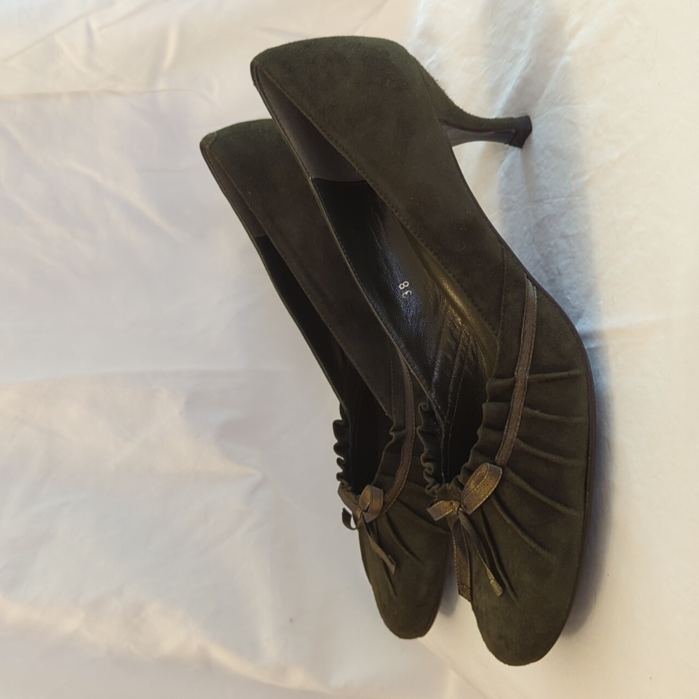 EXCELLENT CONDITION Jigsaw ruched pump, olive green, size 38.